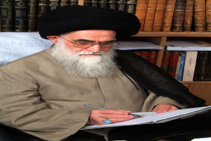 Ayatollah Ali Khamenei, Oberster Führer von Iran, sitzt an einem Schreibtisch und schreibt auf Papier mit einem Stift, mit einem Bücherregal voller Bücher dahinter.