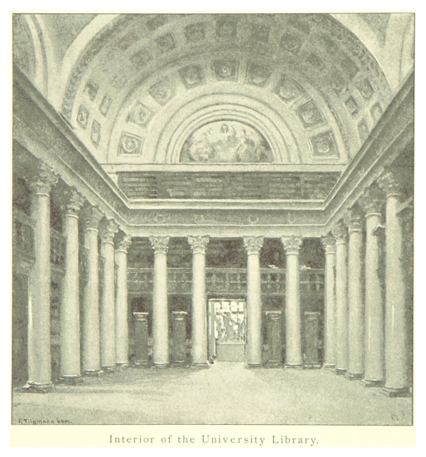 Innenansicht einer Universitätsbibliothek mit beeindruckenden Säulen und detaillierten Deckenverzierungen, mit Text am unteren Rand, der das Ambiente ergänzt.