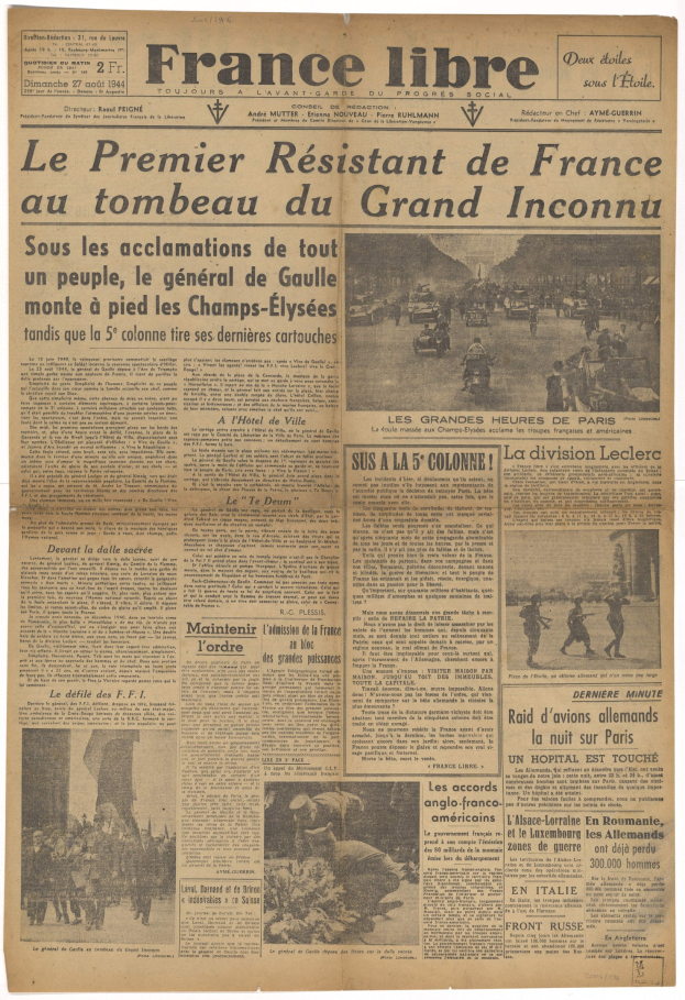 Titelseite der französischen Zeitung 'Frankreich frei' mit Schwarz-Weiß-Bildern eines Mannes im Anzug, einer Frau im Kleid und eines Kindes, mit vergilbtem Papier und fetter schwarzer Schrift.