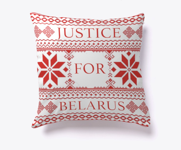 Ein rotes und weißes Kissen mit dem Text "Gerechtigkeit für Belarus" darauf gegen einen weißen Hintergrund.