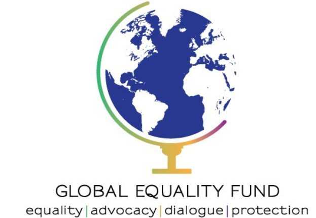 Logo des Global Equality Fund mit einer Weltkugel und dem Text "Global Equality Fund" in weißer, fetter Sans-Serif-Schrift auf blauem Hintergrund, umgeben von einem weißen Ring mit einer hellblauen Umrandung.