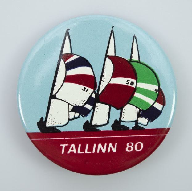 Lettischer MdEP Kols überreichte Kaja Kallas ein Aufkleber mit einem "Baltic Chihuahua" vor den Flaggen der baltischen Länder