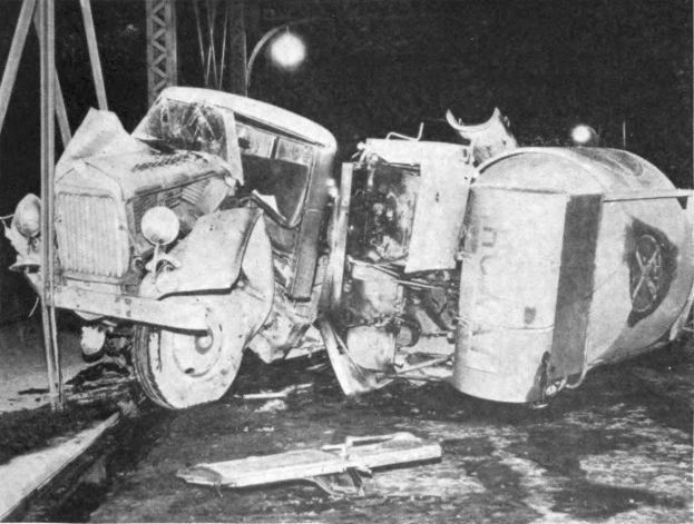 Schwarz-weißes Foto eines umgestürzten Autos am Straßenrand mit Metallstangen und einem Laternenmast im Hintergrund, beschriftet mit "1930er Jahre Autounfall" unten.