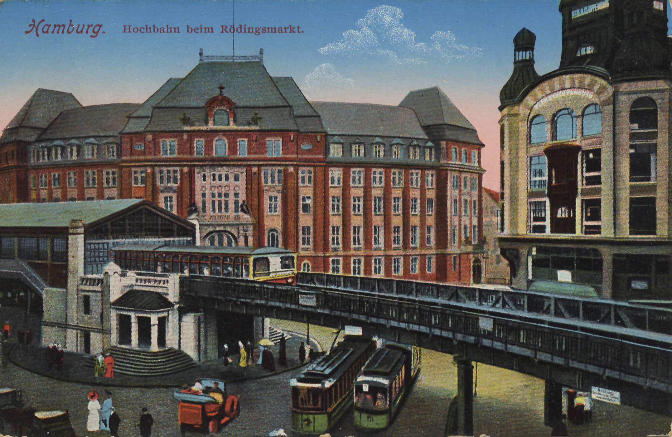 Eine alte Postkarte, die einen Bahnhof in Hamburg, Deutschland zeigt, mit Menschen, Fahrzeugen, Gebäuden, einer Brücke und einem bewölkten Himmel, sowie Text oben.