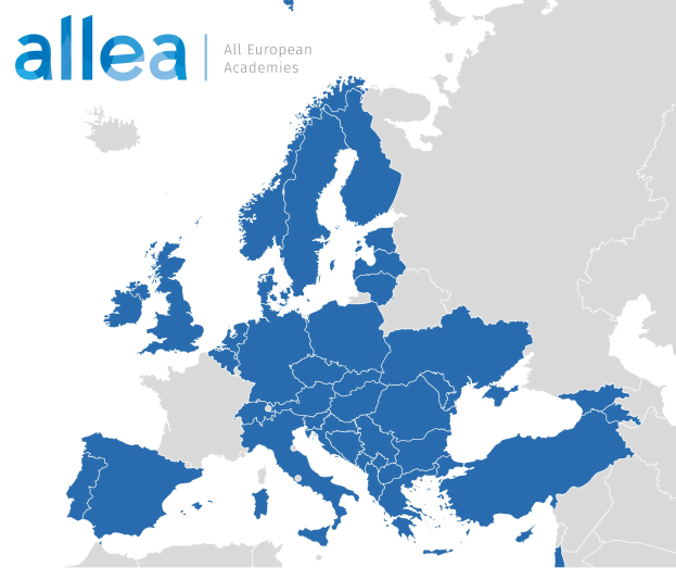 Eine Europakarte mit in Blau hervorgehobenen europäischen Akademien und dem Text "ALLEA Alle Europäischen Akademien".