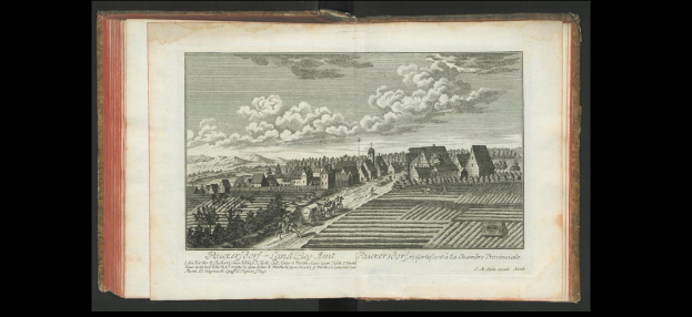 Ein offenes Buch mit dem Titel "Landschaft des Rhein-Wesfalens" aus dem Jahr 1805, das eine Dorfillustration mit Häusern, Bäumen, Hügeln und Wolken zeigt.