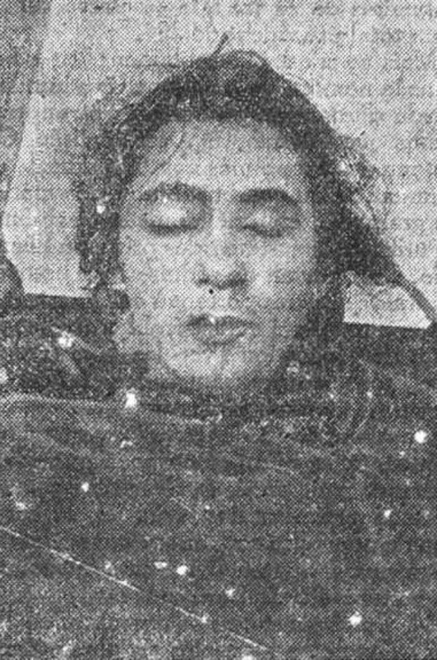 Schwarz-weiß-Foto einer Frau mit geschlossenen Augen, beschriftet mit "Erste Frau bei Autounfall getötet."