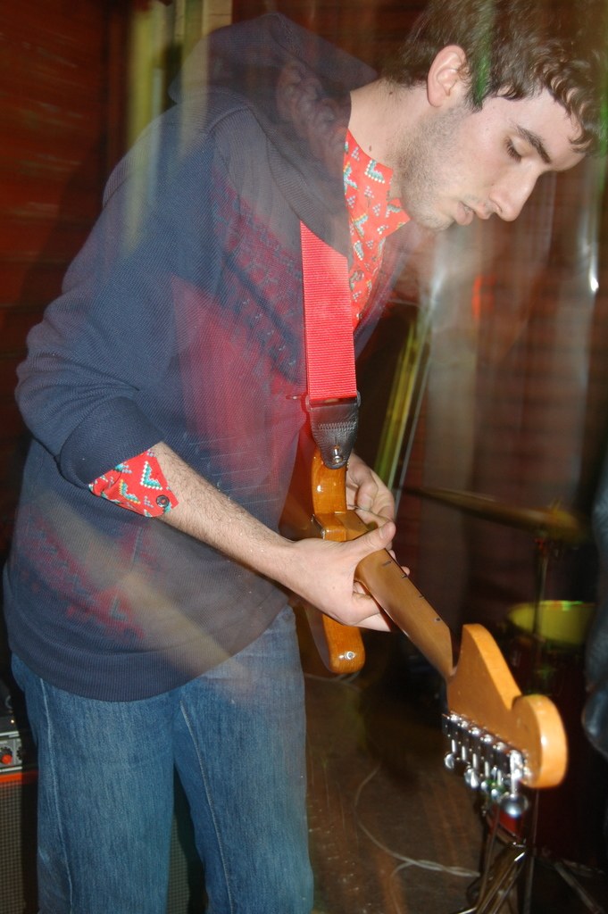 Ein Mann, der eine Akustikgitarre spielt.