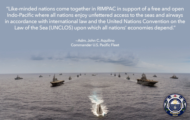 Gruppe von Kriegsschiffen auf dem Meer mit einem Zitat über internationale maritime Zusammenarbeit und einem Logo unten.