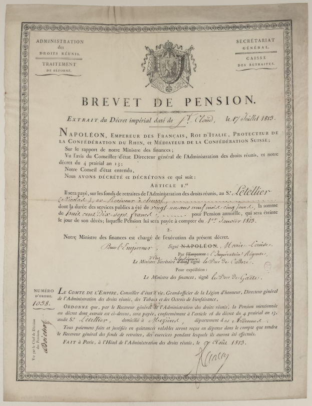 Ein altes Dokument mit einem Schwarz-Weiß-Bild eines Mannes, Text "brevet de pension" (Rentenbescheinigung) und einem Logo.