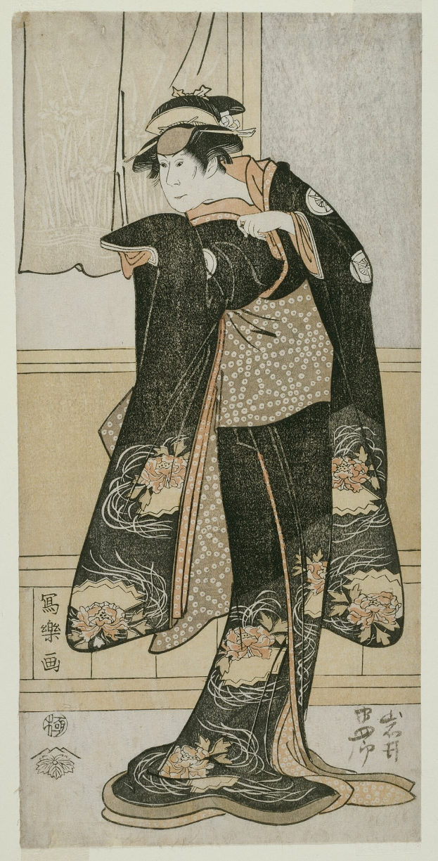 Eine Frau in einem Kimono steht vor einem Fenster, im Hintergrund ein Plakat der *Fünfzig-drei Stationen der Tokaido*-Reihe von Utagawa Kunisada Toyokuni III.