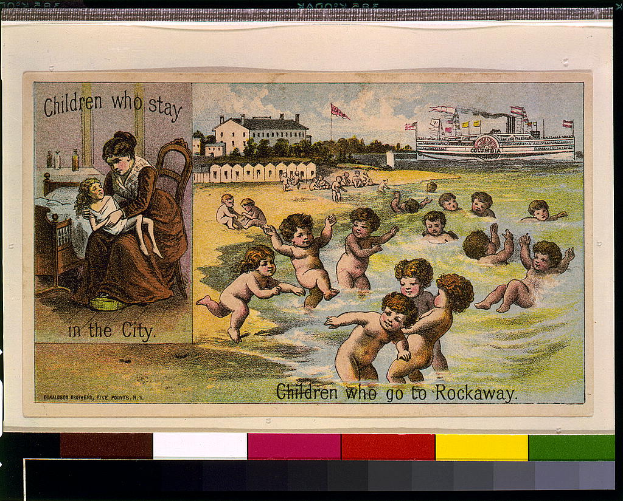 Eine Gruppe von Kindern beim Planschen im Wasser, mit einer Frau auf einem Stuhl sitzend, die ein Baby hält, und Gebäuden, Bäumen, Flaggen und einem Schiff im Hintergrund unter einem klaren blauen Himmel.