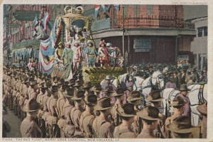 Eine alte Postkarte zeigt einen Mardi Gras-Umzug in New Orleans mit einem geschmückten Wagen, Reitern und Zuschauern am Straßenrand, mit der Beschriftung "The Rex Float, Mardi Gras Carnival, New Orleans" darunter.