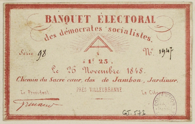 Alter Umschlag mit roter Bordüre, der einen Stempel und den Text "Banquet Electoral des Democrates Socialistes" trägt.