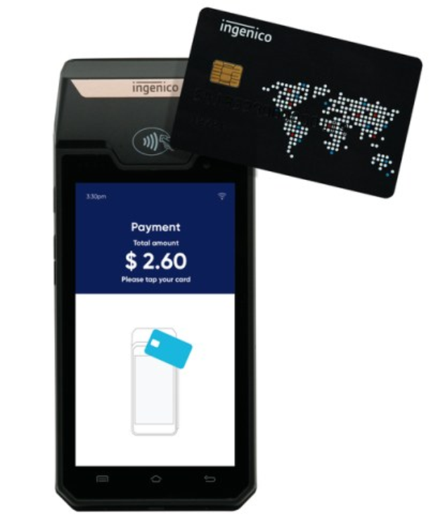 Mobiltelefon mit einer Benutzeroberfläche für das Ingenico-Mobilzahlungssystem neben einer Kreditkarte.