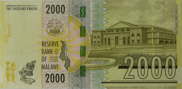 Eine 2000 Kwacha-Banknote der Zentralbank von Malawi mit einem Gebäudebild auf der Vorderseite und Text und Zahlen auf der Rückseite.