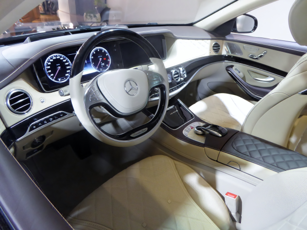 Das Innere eines Mercedes S-Klasse Limousinen, das auf der Internationalen Automobil-Ausstellung in Frankfurt präsentiert wurde, zeigt ein luxuriöses Lenkrad, bequeme Sitze, ein elegantes Armaturenbrett mit verschiedenen Knöpfen und Schaltern sowie ein großes Touchscreen-Display.