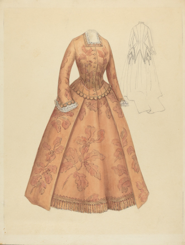 Ein detailliertes Kostümdesign aus dem 18. Jahrhundert für ein bodenlanges Kleid mit hohem Kragen, das ein floral gemustertes Mieder in Rosa, Lila und Blau, einen Spitzenbesatz am Rock und einen hellblauen Hintergrund zeigt.
