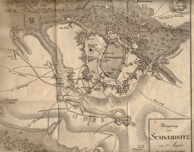 Ausführliches altes Stadtplan von Schweidnitz, Deutschland, mit Stra├čen, Geb├Ąuden und Sehenswürdigkeiten sowie Texten über Bev├Âlkerung, Geschichte und Kultur.