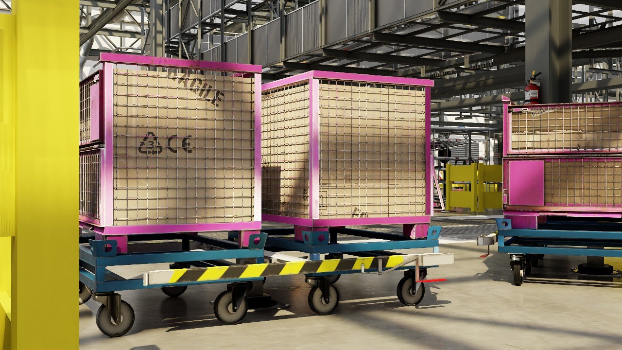 Großes Lager mit zahlreichen Kisten auf Rollwagen, einer gelben Säule links und einem Feuerlöscher rechts, mit Metallstangen und sichtbarem Boden im Hintergrund.