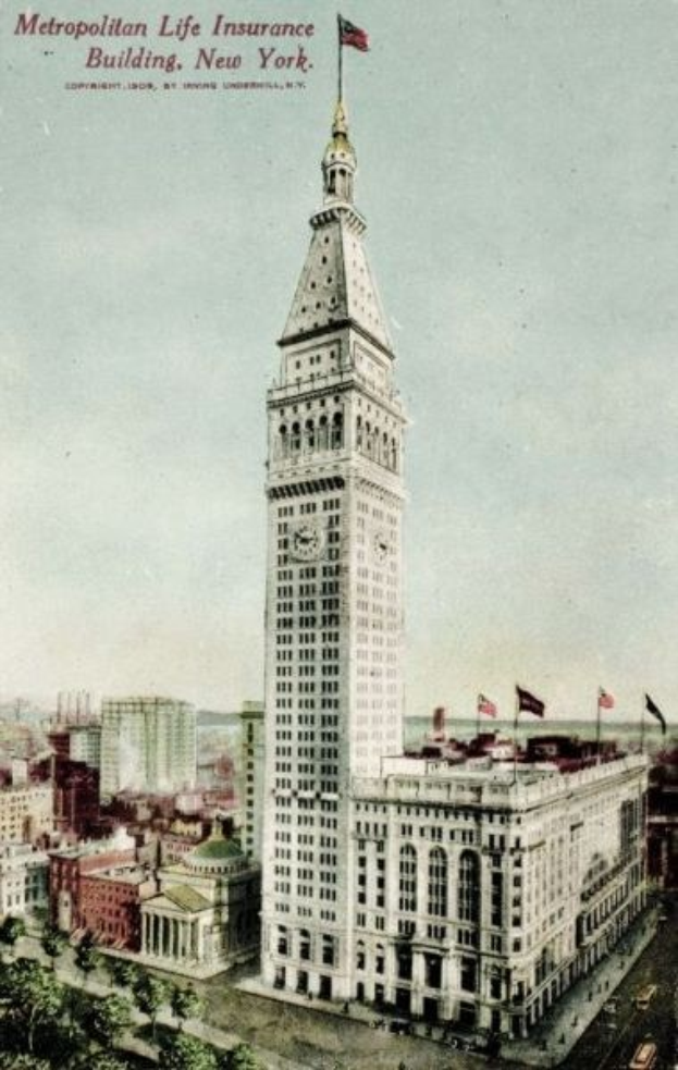 Alte Ansichtskarte des Metropolitan Life Insurance Building in New York City, die eine belebte Stadtlandschaft mit Gebäuden, Bäumen und Fahrzeugen zeigt und den Text 'Metropolitan Life Insurance' oben trägt.