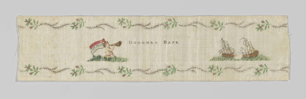 Stoff mit einem spielerischen Design, das einen Hund in einem rot-weiß gestreiften Hemd und eine Katze in einem blau-weiß karierten Hemd zeigt, zusammen mit dem Text "Doggers Bank" in fetter schwarzer Schrift, vor einem hellblauen Hintergrund mit blauen, grünen und gelben Akzenten.