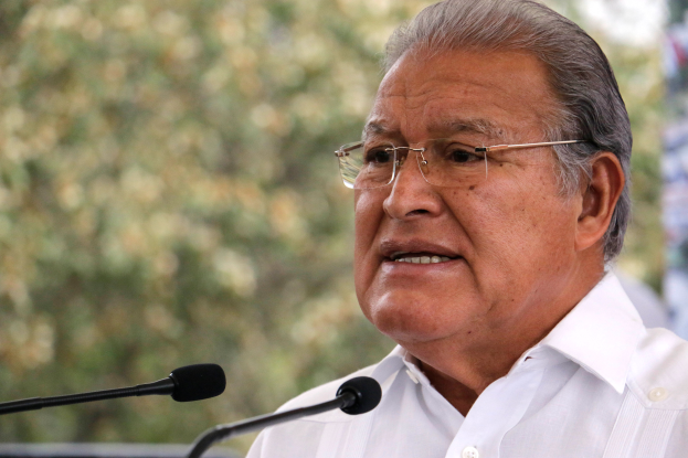 Ein Mann in einem weißen Hemd und Brille spricht in ein Mikrofon, wahrscheinlich zur Entscheidung des Obersten Gerichtshofs, die Verwendung des Obersten Gerichtshofs von Indien zu verbieten.