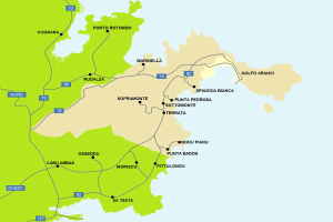 Detailierte Karte von Sardinien, Italien, mit Markierungen von Touristenattraktionen, Straßen, Städten, Sehenswürdigkeiten und Gewässern mit beschreibendem Text.