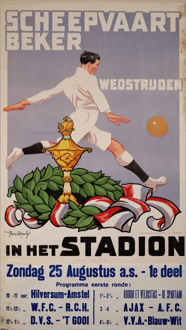 Ein Plakat, das ein Fußballspiel in den Niederlanden bewirbt, zeigt eine Person in einem weißen Trikot und Shorts mit entschlossener Miene, umgeben von grünen und gelben Blättern, mit dem Wort 'Fußball' in fetter schwarzer Schrift, vor einem hellblauen Himmel.