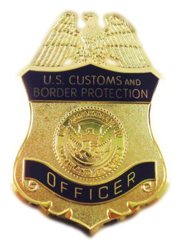 Goldes Abzeichen mit der Aufschrift "U.S. Customs and Border Protection Officer" auf einem weißen Hintergrund.