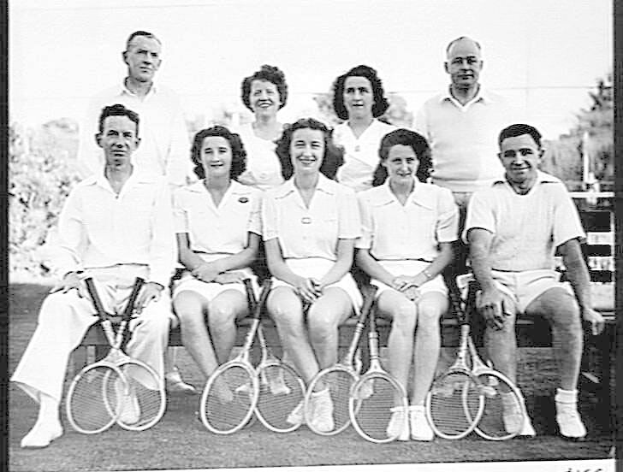 Eine Gruppe von Menschen, die auf einer Bank sitzen, lächeln und Tennisrackets halten, mit Bäumen und einem klaren Himmel im Hintergrund und einem Text unten, der "Tennis Hall of Fame" lautet.