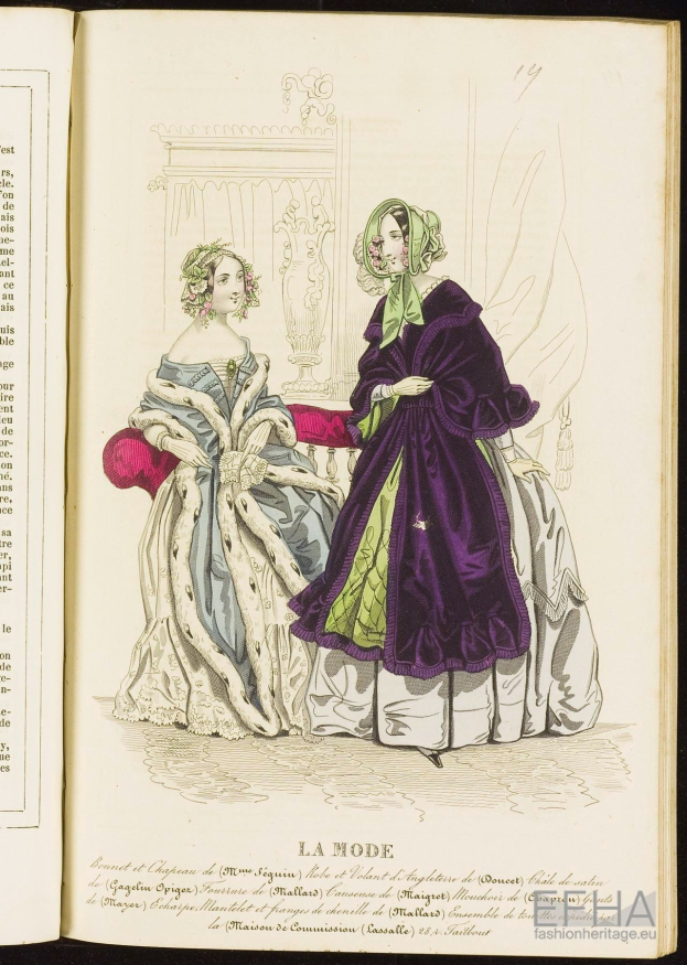 Eine Mode-Illustration aus einem 18. Jahrhundert Buch namens "La Mode", das zwei Frauen in eleganten Kleidern zeigt, eine sitzend und eine stehend, mit detaillierten Frisuren und leuchtenden Farben.