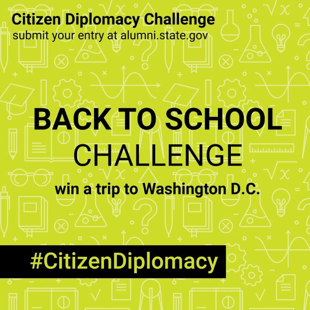 Ein Plakat mit fetter schwarzer Schrift, die "Rückkehr zur Schul-Herausforderung: Gewinne eine Reise nach Washington D.C." auf einem weißen Hintergrund zeigt, mit einer bunten Illustration eines grinsenden Schülers mit einem Rucksack vor einem Schulgebäude.