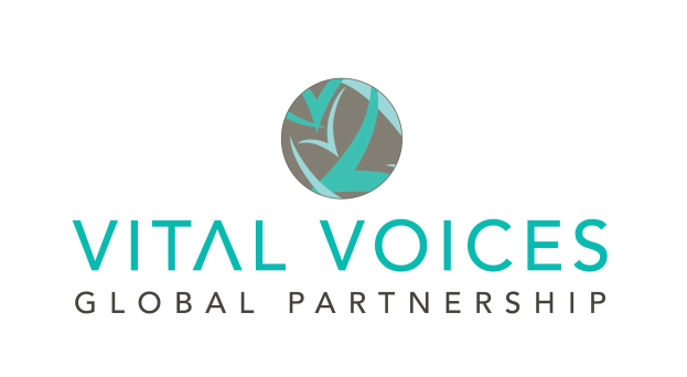 Logo der Vital Voices Global Partnership, das einen weißen Tauben mit ausgebreiteten Flügeln in einem blauen und weißen Gradientenkreis zeigt, der von einem schwarzen Rand umgeben ist, auf einem weißen Hintergrund, mit dem Namen der Organisation in fetter schwarzer Schrift.