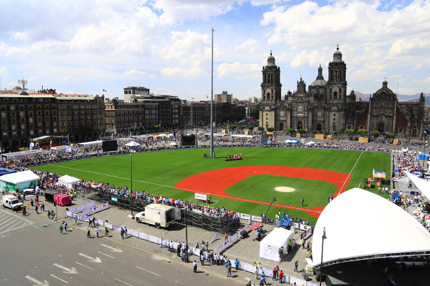 Installation der FIFA Fan Fest Kickt in Zócalo einen Monat vor Beginn der WM an