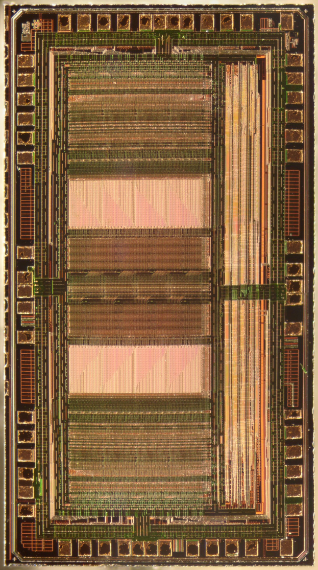 Nahaufnahme eines Computerchips mit sichtbaren Komponenten und Verbindungen auf einem cremefarbenen Hintergrund.