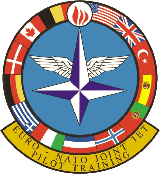 Logo der NATO Joint Jet Pilot Training mit einem blauen Kreis mit einem weißen Stern in der Mitte, umgeben von vier farbigen Flaggen, und dem Text 'NATO Joint Jet' in Weiß.