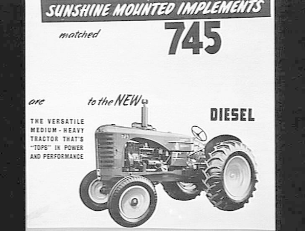 Schwarz-weißer Werbeplakat für einen 745-Traktor mit angebauten Geräten, das ein Bild des Traktors und beschreibenden Text zeigt.