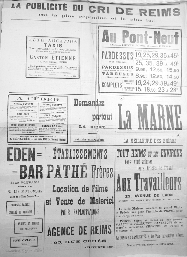 Schwarze und weiße Zeitung voller Text und Anzeigen.