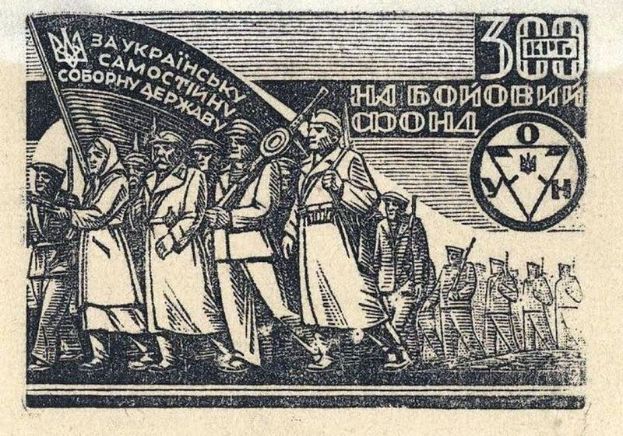 Gruppe von Menschen in traditioneller russischer Kleidung, die die Straße entlanggehen und Sowjetflaggen tragen, während sie auf eine Gedenk-UdSSR-Marke treten.
