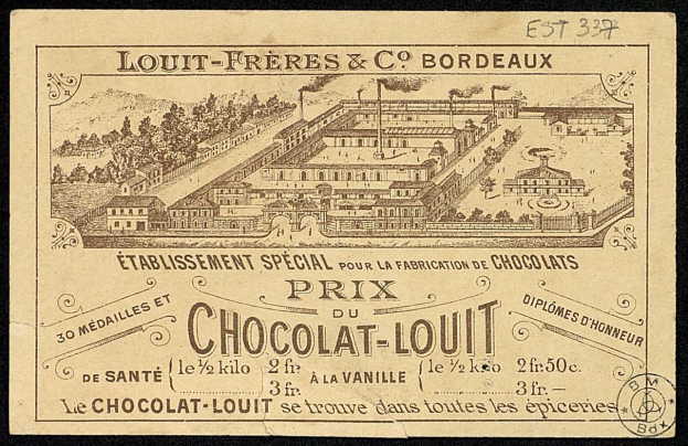 Werbung für eine alte Schokoladenfabrik mit einem Gebäude im Hintergrund und beschreibendem Text.