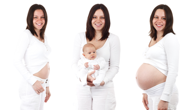 Drei schwangere Frauen, die strahlen und lächeln, wobei eine ein Baby in den Armen hält, vor einem hellen weißen Hintergrund.