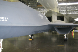 Ein gro├če Passagierflugzeug im Flug.