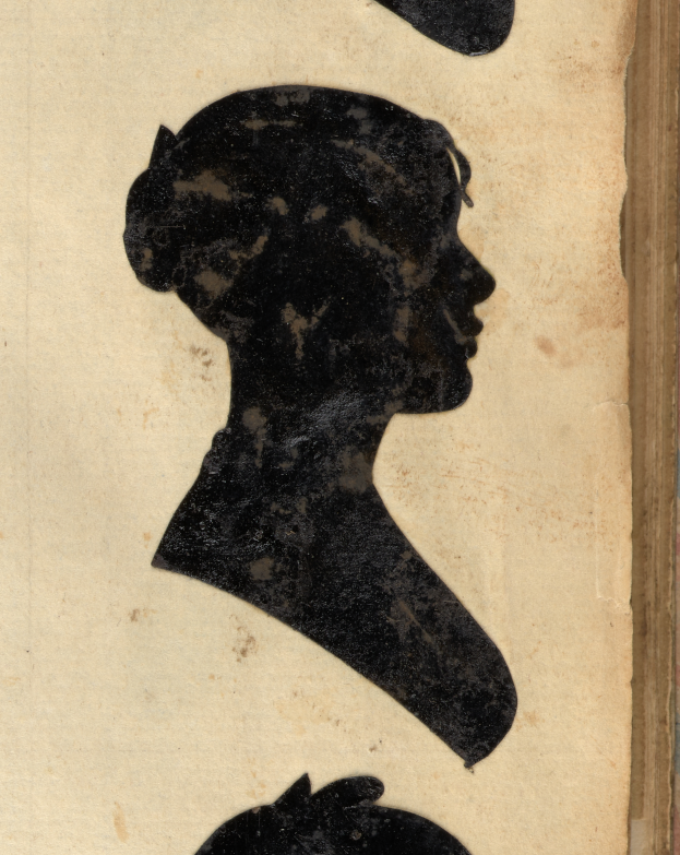 Ein altes Buch mit einer schwarzen Silhouette eines Frauenkopfs auf dem Cover, die Augen geschlossen und die Lippen leicht geöffnet, was ihr einen friedlichen und seren Ausdruck verleiht.