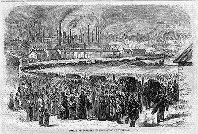 Schwarze und weiße Zeichnung von Menschen, die vor einer Fabrik mit Häusern und Rauch aus Schornsteinen stehen, mit Text unten: "Kohlebergbau-Katastrophe in England das Ende".