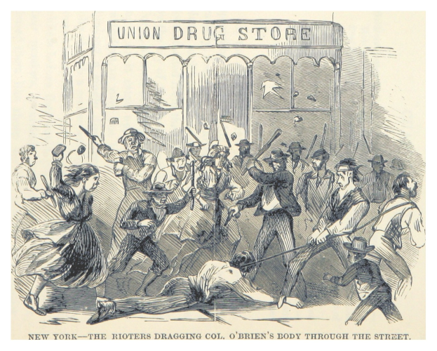 Eine handgezeichnete Papierabbildung einer Gruppe bewaffneter Personen vor einem Gebäude mit Text, beschriftet mit "New York - Die Aufständischen schleifen Col. O'Briens Leiche durch die Straße" unten.