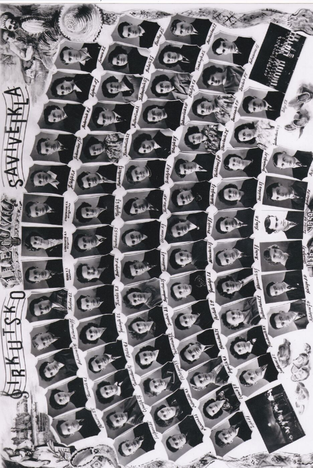 Schwarzes und weißes Jahrbuchfoto einer Gruppe von lachenden Menschen, die in einem Kreis angeordnet sind, mit dem Text "Sarasota High School Yearbook" darüber.