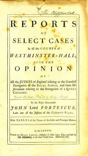 Umschlag eines alten Buches mit dem Titel 'Berichte über ausgewählte Fälle in den Gerichten von Westminster-Hall sowie die Meinung von John Lord Fortescue' geöffnet auf einer Seite mit schwarzer Tinte.