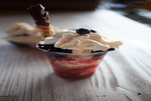 Eine Kugel Eis auf einer Oberfläche.