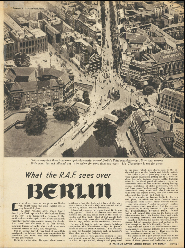 Alte Zeitung mit Schwarz-Weiß-Foto einer Stadtlandschaft mit Gebäuden, Bäumen und Fahrzeugen, begleitet von Text.